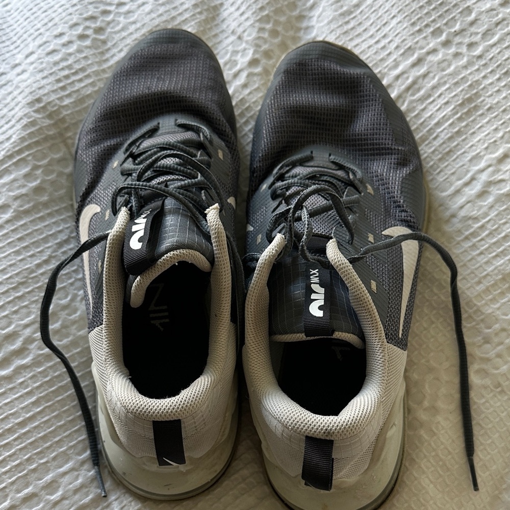 Nike Men's Black and Cream Athletic Shoes - Picture 4 of 4